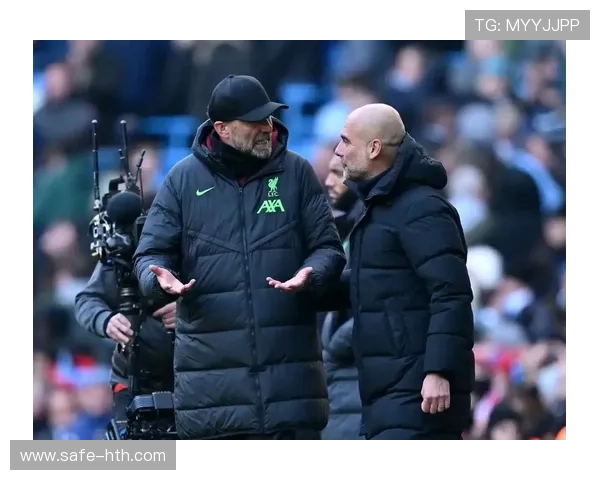 镜头捕捉：场边瓜迪奥拉与克洛普就一次界外球判罚进行激烈交流